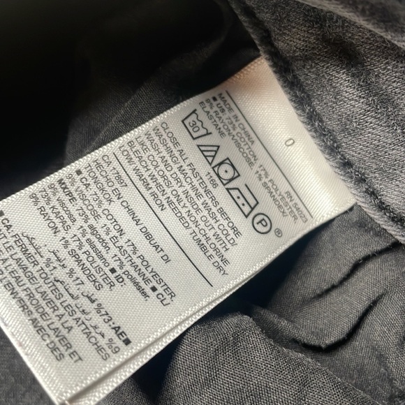 Old Navy Rockstar Skinny Skinny Jeans Distressed Ripped Raw Hem Ankle Size 0 - Picture 6 of 10